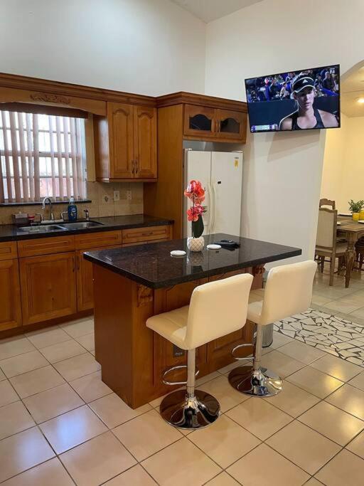 Holiday home Modern 3-bedroom W/ Backyard