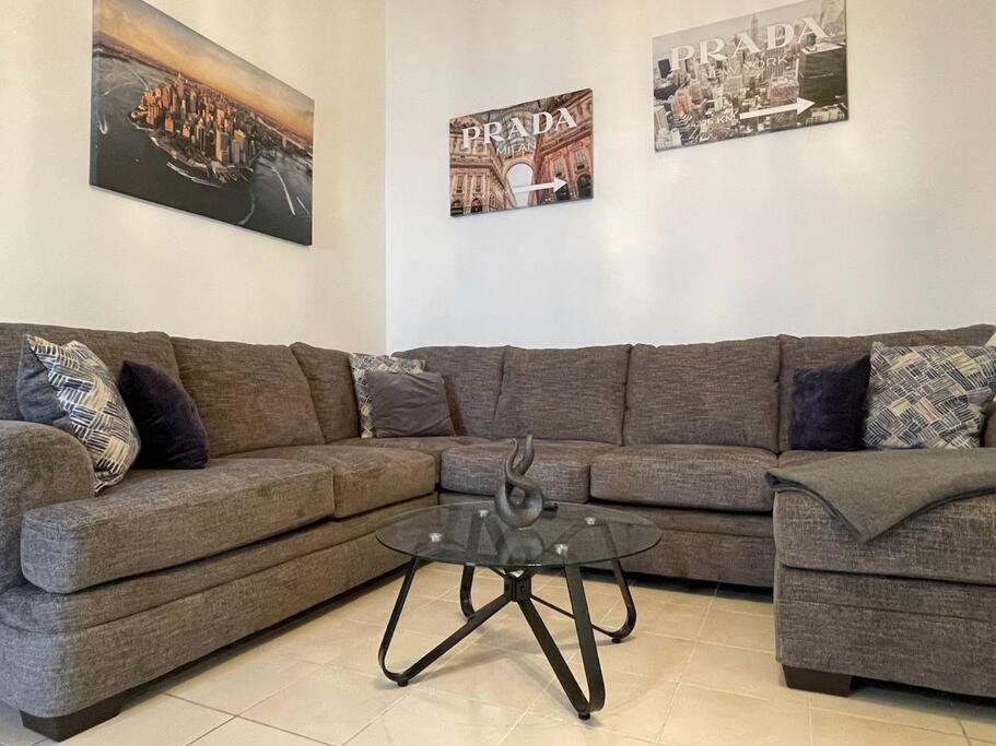 Modern 3-bedroom W/ Backyard Holiday home