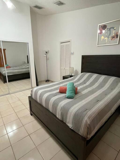 Modern 3-bedroom W/ Backyard Holiday home *