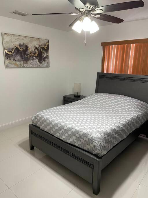 Modern 3-bedroom W/ Backyard Holiday home *