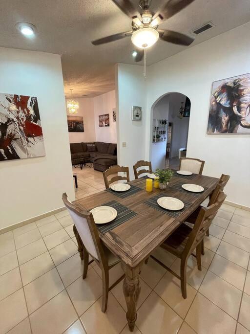 Modern 3-bedroom W/ Backyard Holiday home *