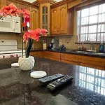 Modern 3-Bedroom W/ Backyard