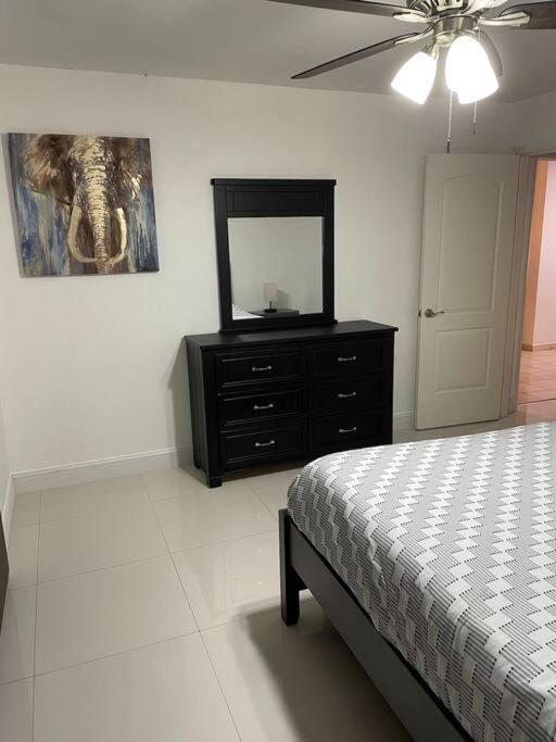 Ferienhaus Modern 3-bedroom W/ Backyard *